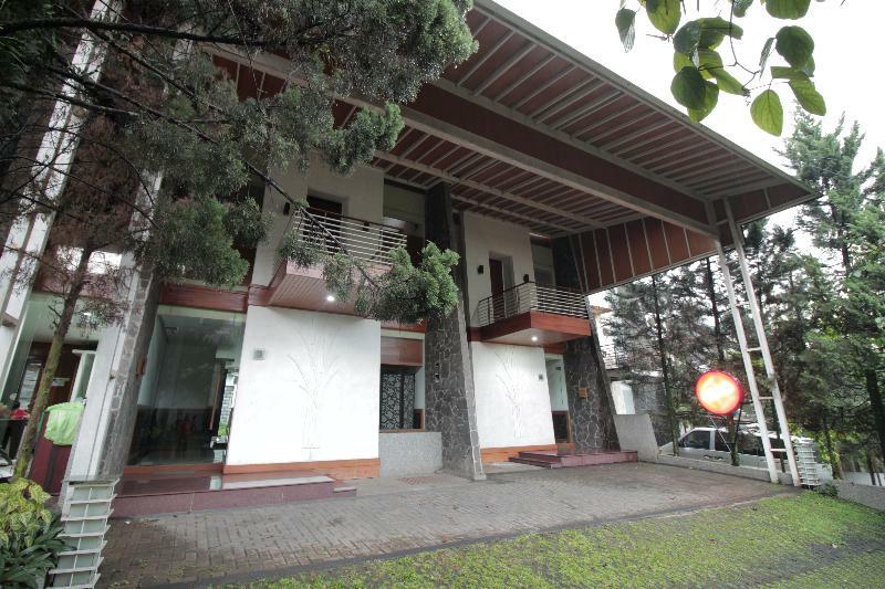 Oyo 229 Hi Quality Hotel Bandung Exterior photo